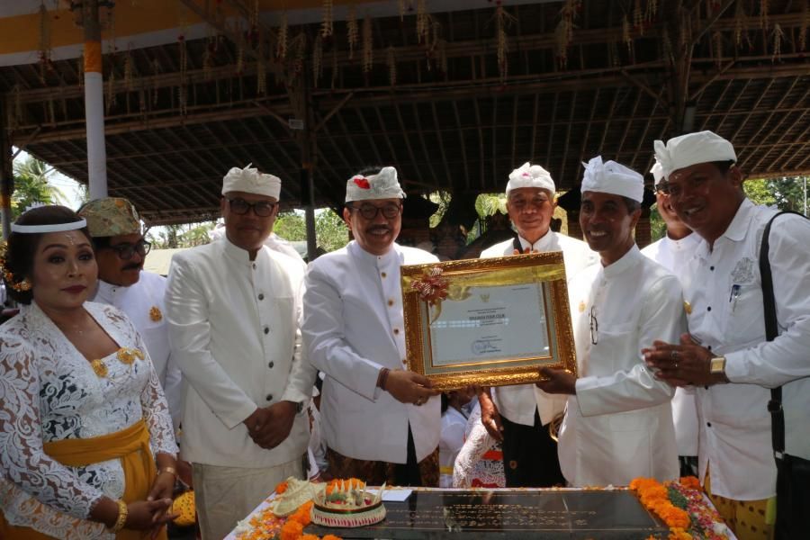 podiumnews.com-Cok Ace Serahkan Penetapan Warisan Takbenda Indonesia Pada Desa Celuk Gianyar